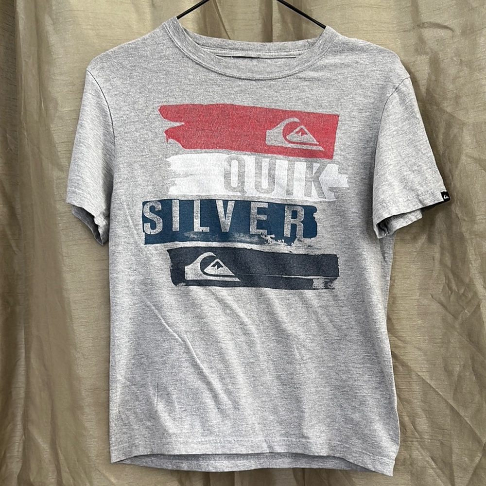 ❤️BUNDLE BUY 3 GET 15% OFF❤️
Quiksilver Heather Gray T-Shirt with Logo